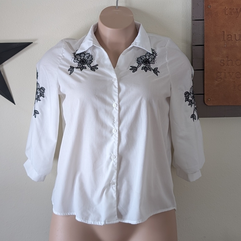 SzL Kindred White Blouse With Black Flower Embroidery